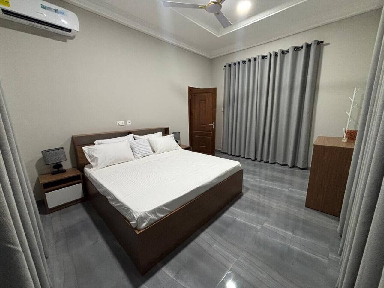 Escritorio, tabla de planchar con plancha, wifi y ropa de cama 