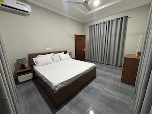 Escritorio, tabla de planchar con plancha, wifi y ropa de cama