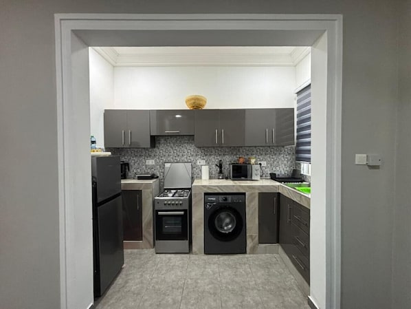 Refrigerador, microondas, horno y parrilla de estufa