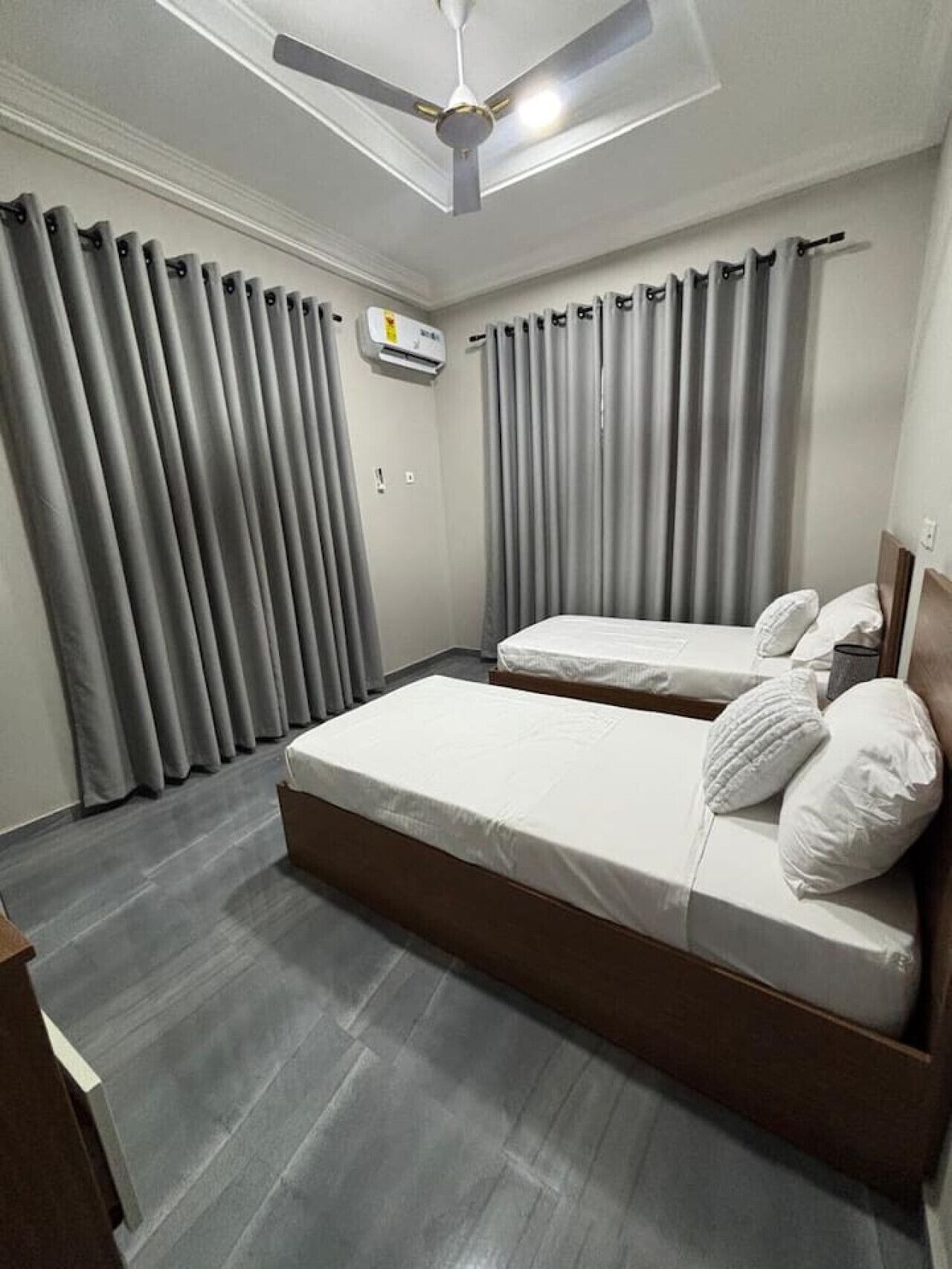 Desk, iron/ironing board, WiFi, bed sheets