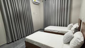 Työpöytä, silitysrauta/-lauta, Wi-Fi, vuodevaatteet