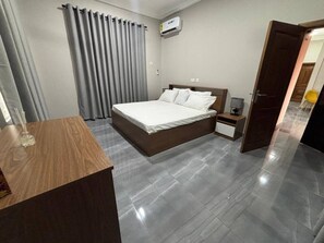 Desk, iron/ironing board, WiFi, bed sheets