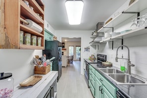 Fridge, microwave, stovetop, dishwasher - Inviting Home w/ Golf Course View in Diamondhead! (Diamondhead)