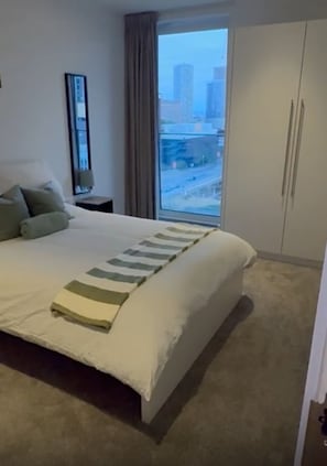Tabla de planchar con plancha, wifi y ropa de cama