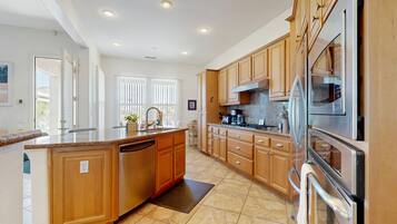 冰箱、微波炉、烤箱、炉灶