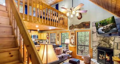 Charming Dog Friendly Mountain Cabin with Hot Tub, Firepit & Scenic Views