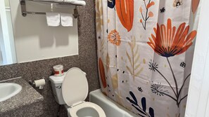 Chambre Standard, 1 grand lit, non-fumeur, salle de bain privée | Salle de bain | Ensemble baignoire-douche, serviettes fournies, savon