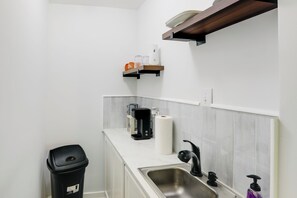 Geladeira, micro-ondas, torradeira