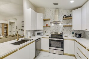 Jääkaappi, mikroaaltouuni, liesi, astianpesukone