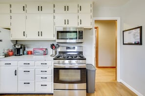 Geladeira, micro-ondas, cooktop, lava-louças