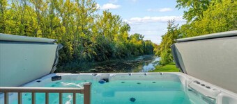 River’s Bend Sanctuary- WALK to Beach & Downtown