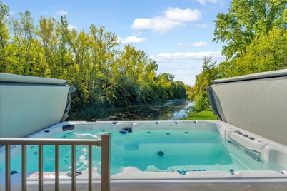 River’s Bend Sanctuary- WALK to Beach & Downtown