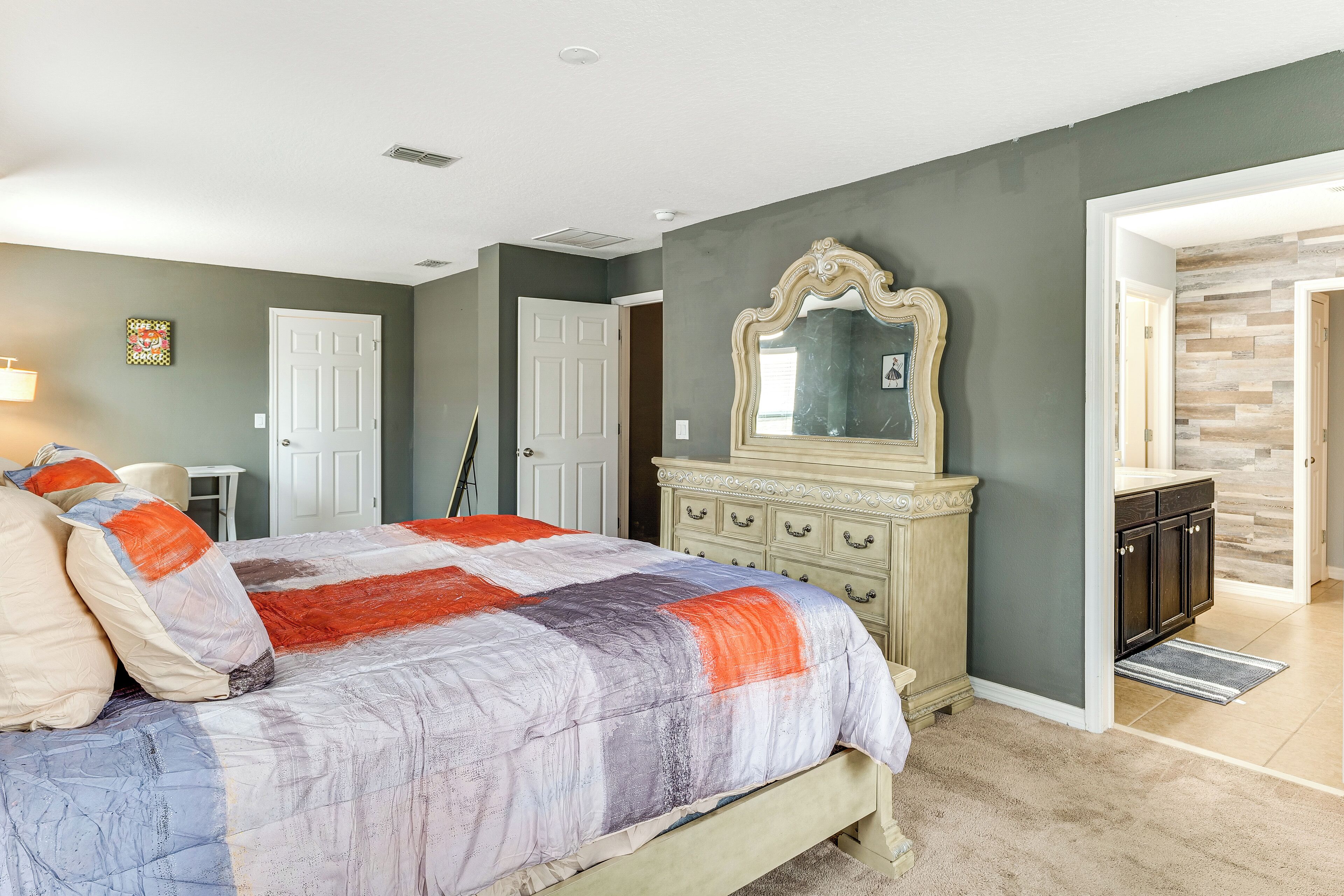 5 Schlafzimmer, Schreibtisch, Bügeleisen/Bügelbrett, Internetzugang