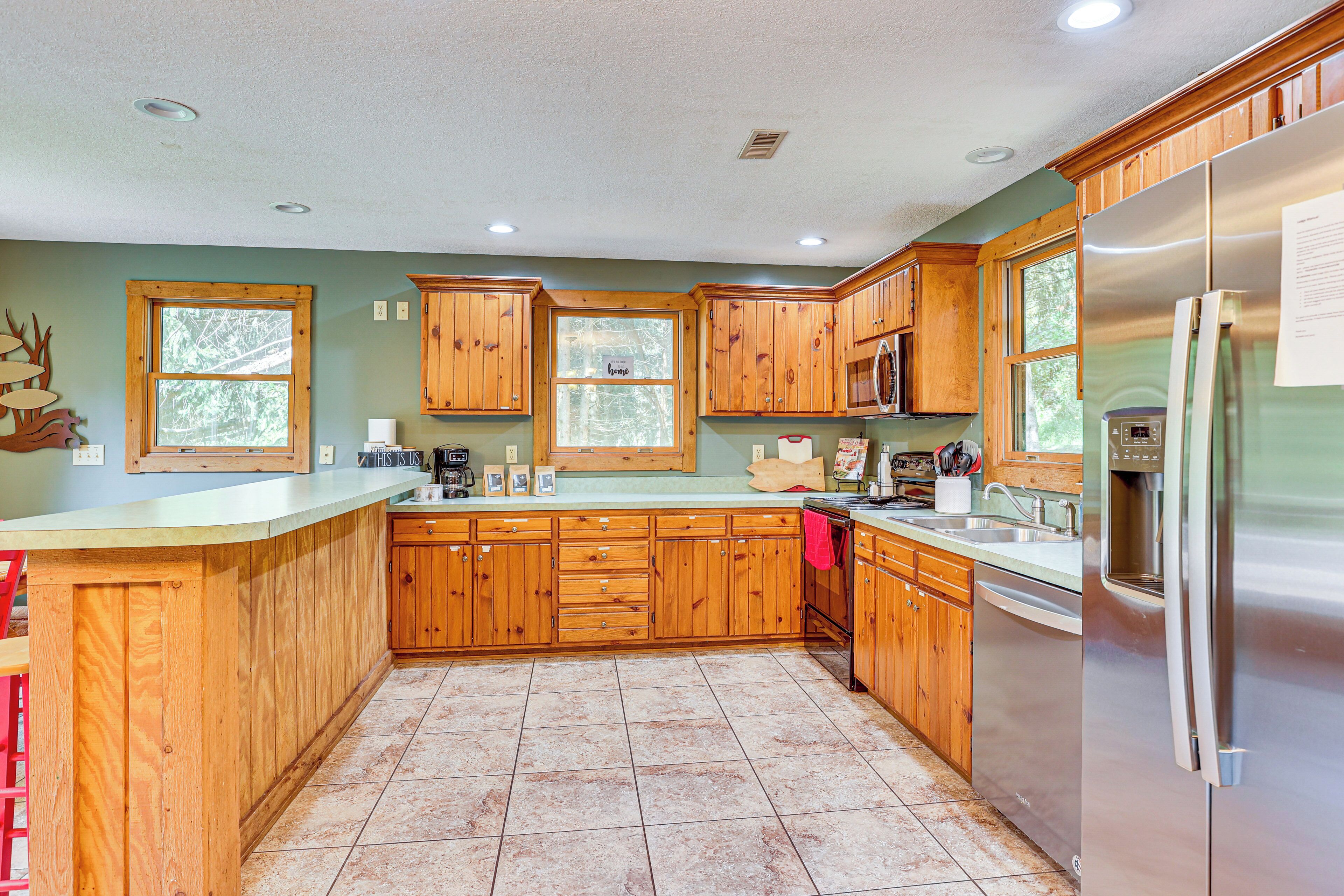 Fridge, microwave, stovetop, dishwasher