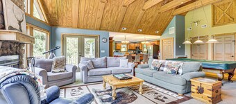 23 Mi to Mohican SP: Group-Ready Lodge w/ Hot Tub