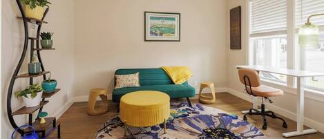 Télévision, cheminée, chaîne hi-fi