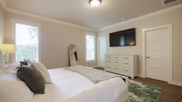 Escrivaninha, berço de viagem, Wi-Fi, roupa de cama