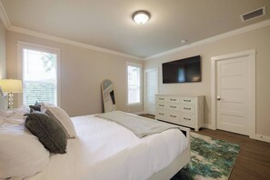 Desk, travel cot, WiFi, bed sheets