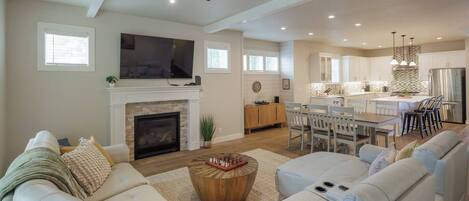 Televisie, een open haard en een stereo