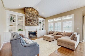 TV, fireplace