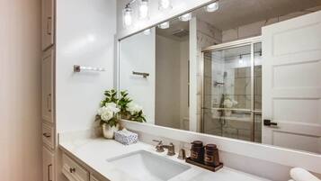 Haartrockner, Handtücher, Seife, Toilettenpapier