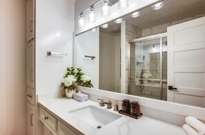 Hiustenkuivaaja, pyyhkeet, saippua, vessapaperi