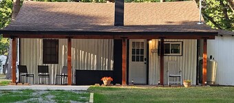 Rustic-Chic 2 bdr Pet Friendly Log Cabin, Steps to Lake Huron