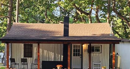 Rustic-Chic 2 bdr Pet Friendly Log Cabin, Steps to Lake Huron