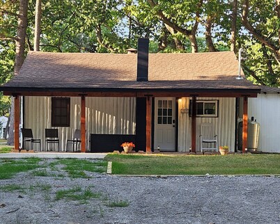 Rustic-Chic 2 bdr Pet Friendly Log Cabin, Steps to Lake Huron