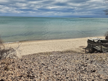 Beach nearby. Rustic-Chic 2 bdr Pet Friendly Log Cabin, Steps to Lake Huron