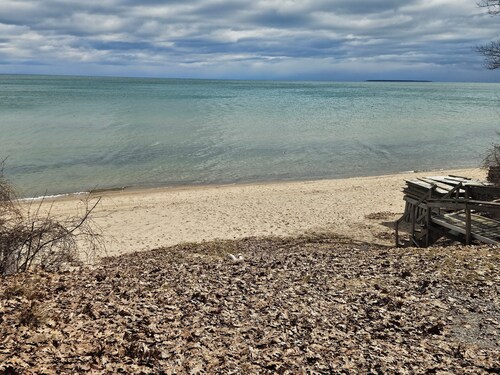 Rustic-Chic 2 bdr Pet Friendly Log Cabin, Steps to Lake Huron