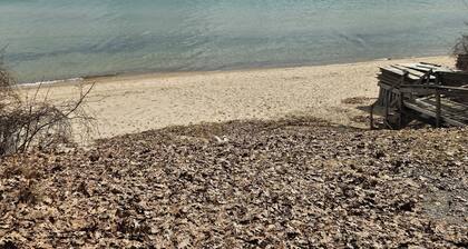 Rustic-Chic 2 bdr Pet Friendly Log Cabin, Steps to Lake Huron