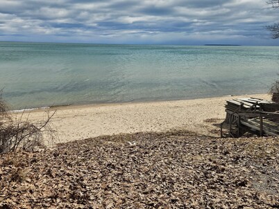 Rustic-Chic 2 bdr Pet Friendly Log Cabin, Steps to Lake Huron