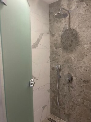 Deluxe Double Room, Balcony, Garden View | Bathroom