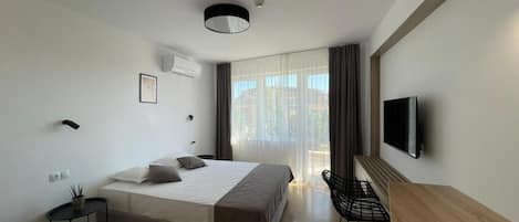 Dobbeltrom – deluxe, balkong, hageutsikt | Safe på rommet, strykejern/-brett og wi-fi (inkludert)