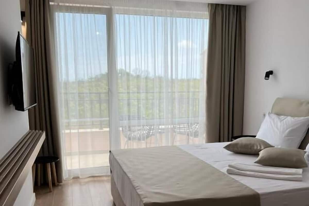 Chambre Double Deluxe, balcon, vue jardin | Coffres-forts dans les chambres, fer et planche à repasser