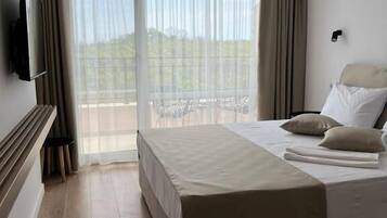 Quarto casal luxo, sacada, vista para o jardim | Cofres nos quartos, ferros/tábuas de passar roupa, Wi-Fi de cortesia