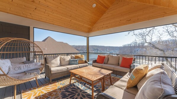 Living area - Spacious 6-bedroom house in lovely Sunrise Beach MM 14 (Sunrise Beach)