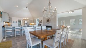 Dining - Spacious 6-bedroom house in lovely Sunrise Beach MM 14 (Sunrise Beach)
