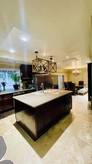 冷蔵庫、電子レンジ、オーブン、コンロ