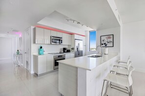 冷蔵庫、電子レンジ、オーブン、コンロ