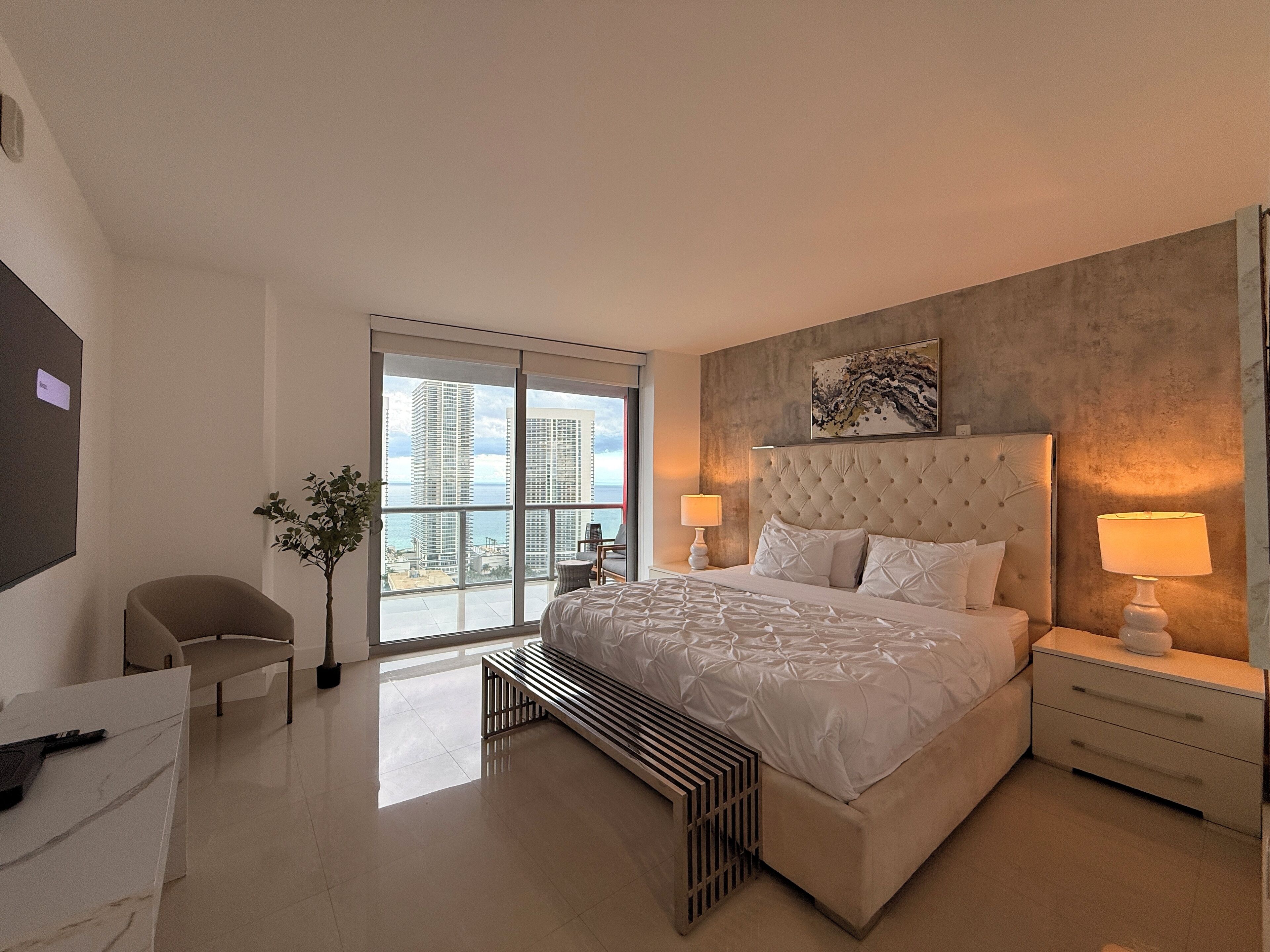 3 bedrooms, in-room safe, desk, free WiFi