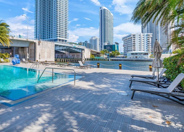 屋外プール、温水プール