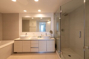 Dusche, Haartrockner, Handtücher, Seife