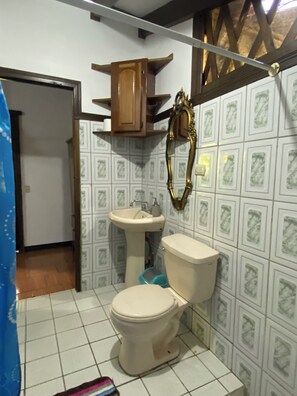 提供毛巾、番梘、廁紙