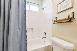 Séchoir à cheveux, serviettes fournies, savon, papier de toilette