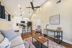 Living area - Hidden Oaks Guest House (Houston)
