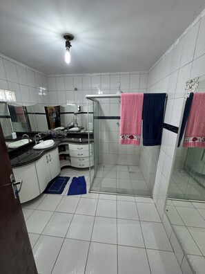 Dusche, Handtücher, Toilettenpapier