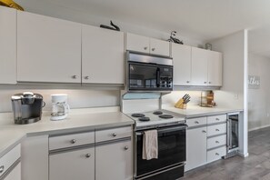 Réfrigérateur, four à micro-ondes, un four, surface de cuisson