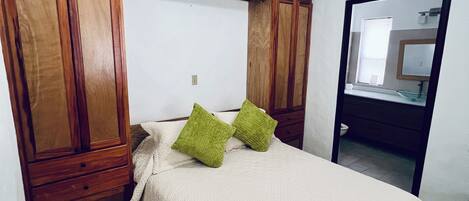 3 slaapkamers, een strijkplank/strijkijzer, gratis wifi, beddengoed